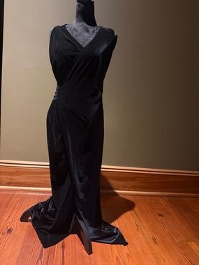 Elegant Black Sleeveless Evening Gown
